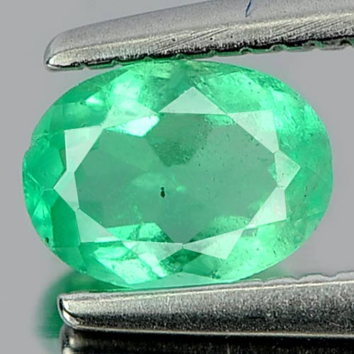 0.40 Ct. Attractive Oval Natural Gemstone Green Emerald Unheated