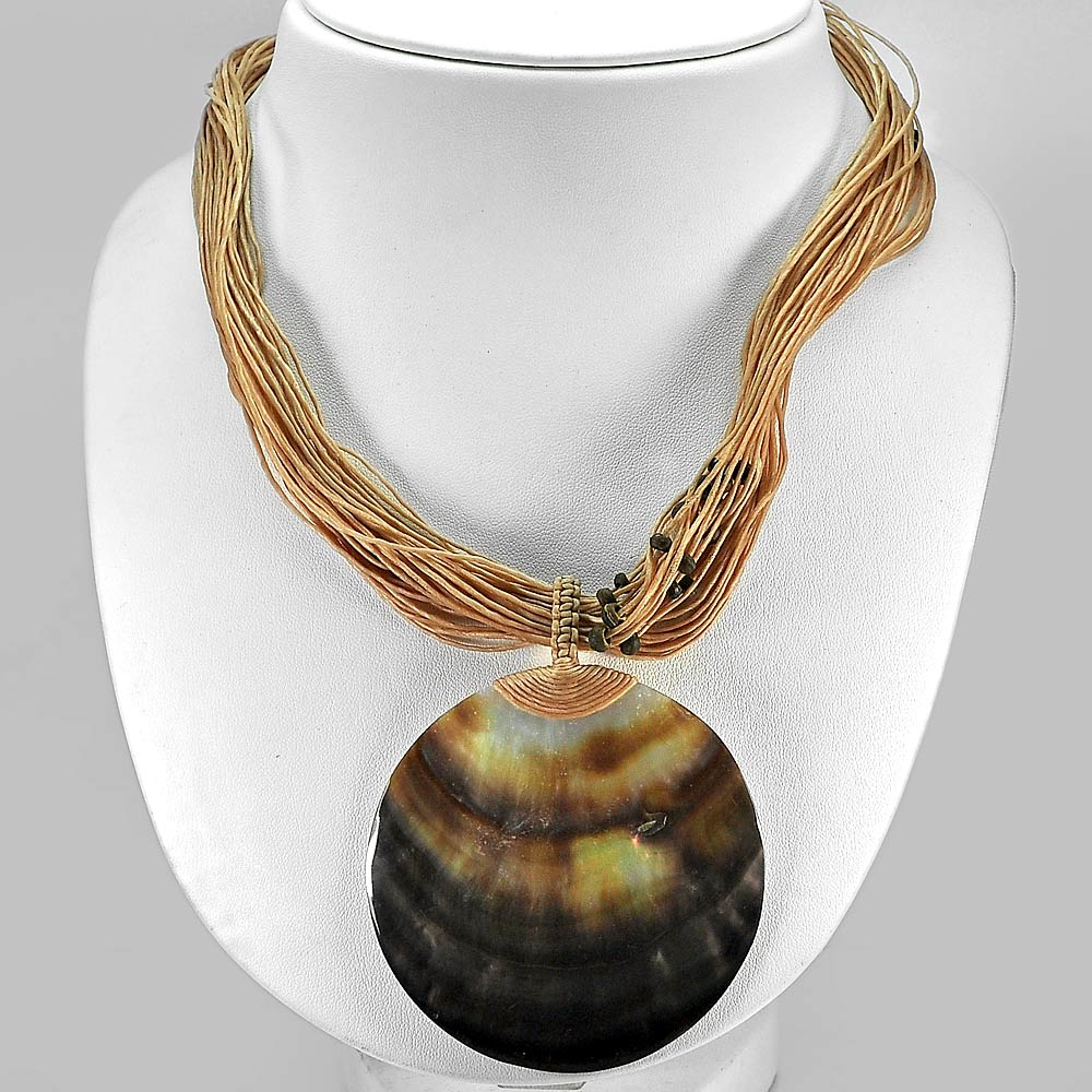 39.08 G. 72 x 70 Mm. Multi-Color Seashell Necklace Fashion Jewelry 18 Inch.